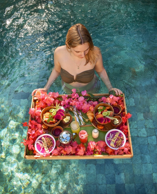 floating breakfast