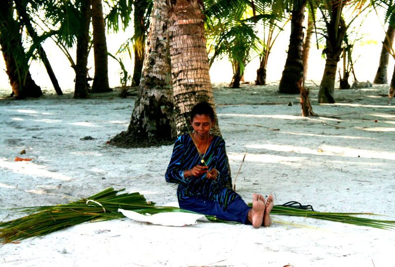 a women making illoshifathi